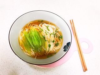 清汤莴笋素面,清汤莴笋素面可以吃了，清淡爽口，汤汁鲜美~