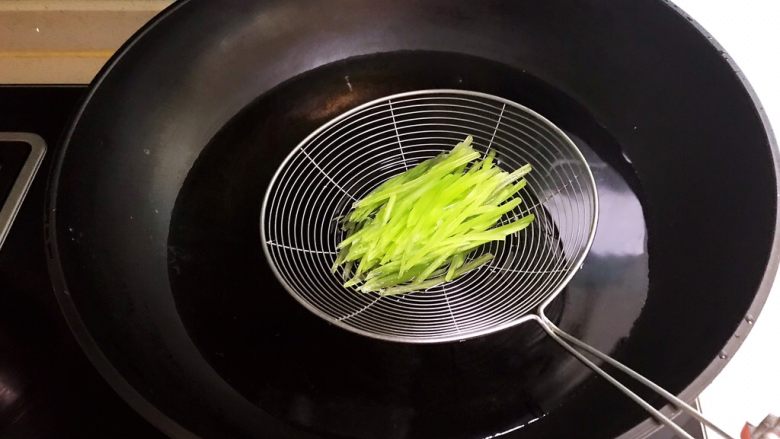 清汤莴笋素面,把莴笋丝放入开水里烫5秒钟，捞出去沥干水份