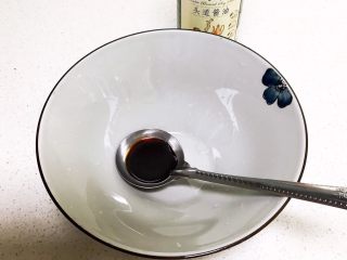 清汤莴笋素面,调制碗汁：在碗里加入1勺生抽