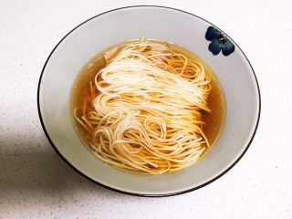 清汤莴笋素面,把煮熟的面条捞出来放入碗汁中