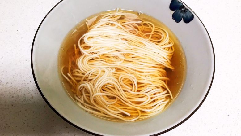 清汤莴笋素面,把煮熟的面条捞出来放入碗汁中
