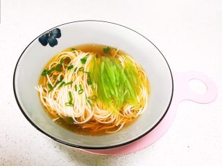 清汤莴笋素面,清汤莴笋素面清清爽爽，非常适合炎热的夏季食用~