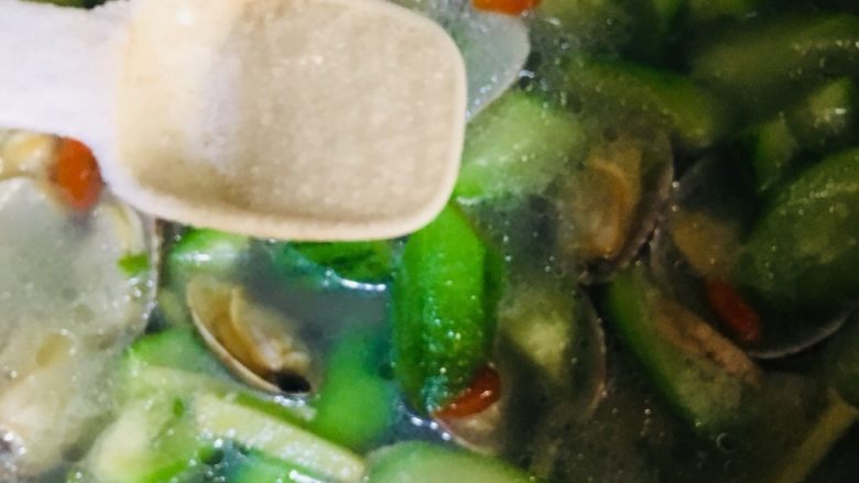 丝瓜花蛤汤,调入适量的盐