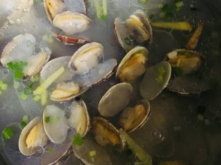 丝瓜花蛤汤,煮至花蛤开口