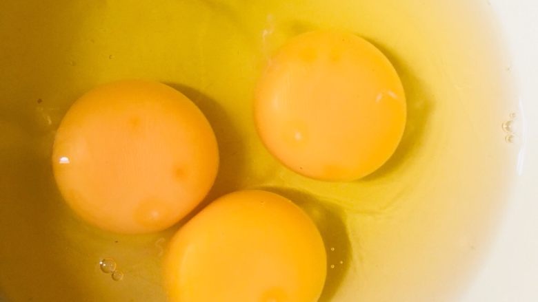 花蛤蒸蛋,鸡蛋打入碗中