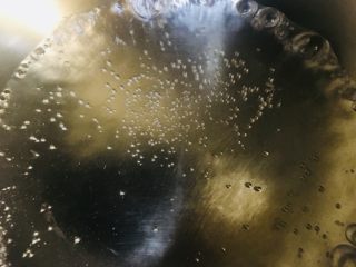 花蛤蒸蛋,锅中放入少量清水烧开