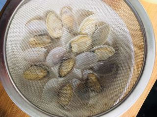 花蛤蒸蛋,将蛋液过滤到放花蛤的碗中