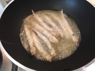 酥炸多春鱼,直接进炸锅，炸到金黄酥脆起锅