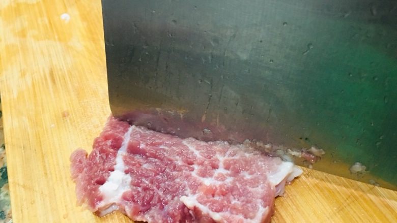 烤箱版酥香猪排,瘦肉切片，用刀背敲一遍。