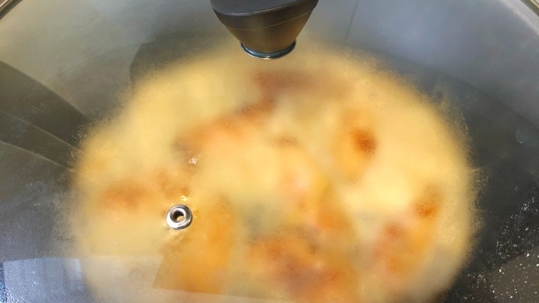 可乐鸡翅,盖上锅盖中火闷煮入味，差不多看到汤汁逐渐浓稠了就可以打开锅盖，大火收汁撒上葱花。
