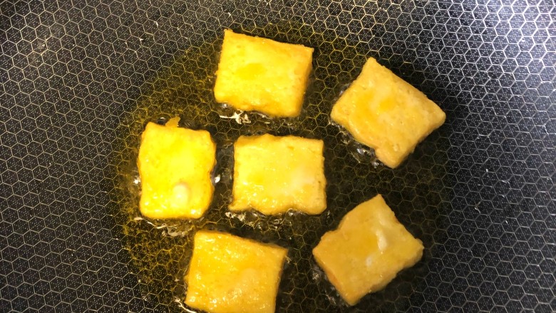 炒脆皮豆腐,煎至两面金黄