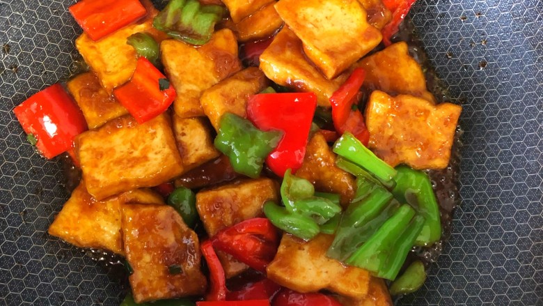 炒脆皮豆腐,翻炒至入味，大火收汁即可出锅。
