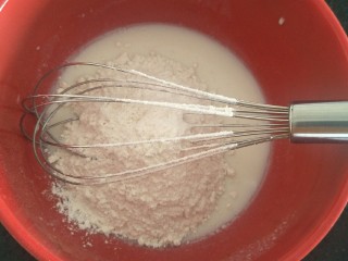 脆皮巧克力蛋糕卷,过筛低筋面粉。