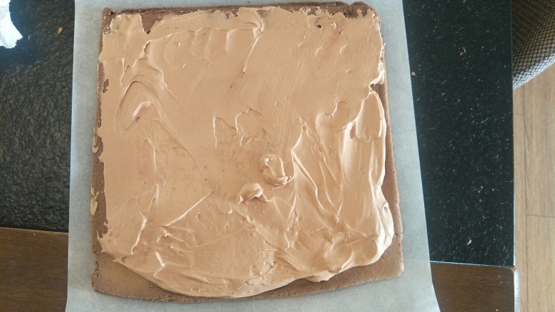脆皮巧克力蛋糕卷,抹上奶油，结尾抹少一点。