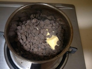 脆皮巧克力蛋糕卷,锅中溶化120克黑巧克力和35克黄油。