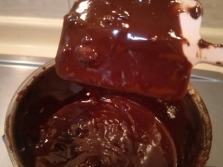 脆皮巧克力蛋糕卷,隔水融化成融化好巧克力后。降温到35°到40°。是淋面的最佳温度。