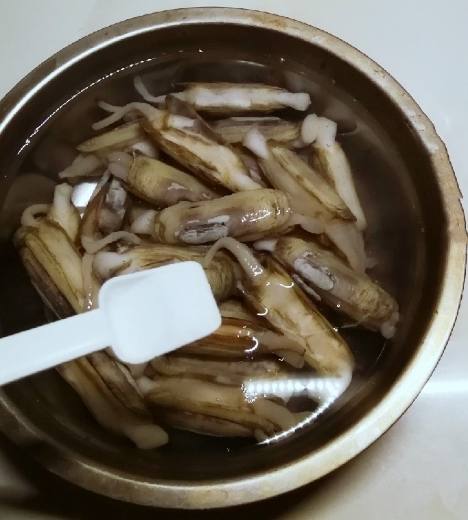 葱姜烹蛏子,蛏子清洗一遍 泡在清水里  放入2克盐 吐沙1个小时