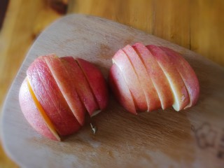 上班族美味营养减脂便当,苹果用盐搓洗表面，冲洗干净切成片