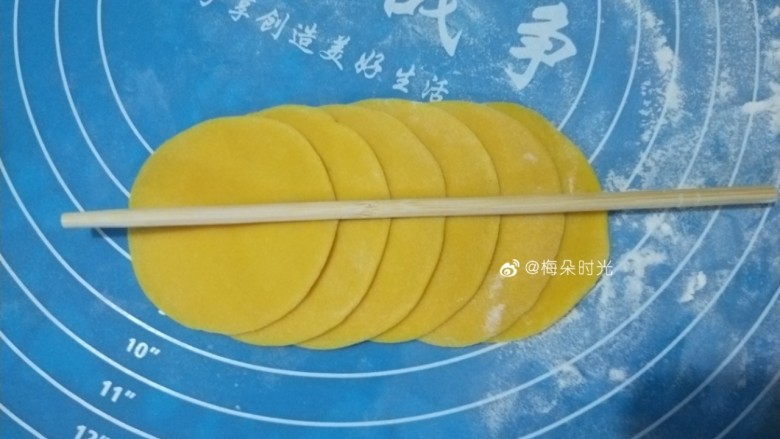 南瓜玫瑰花馒头,六个饺子皮为一组，像图中这样重叠起来，用筷子在中间压一下