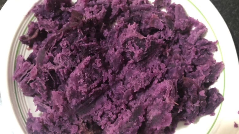 紫薯甜饼,蒸好的紫薯去皮压成泥状
