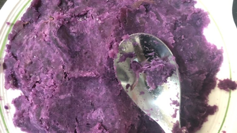紫薯甜饼,搅拌成湿润的状态