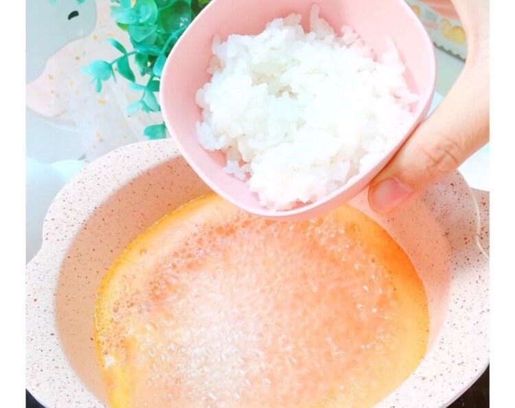 8+，补钙鲜虾蔬菜粥,水煮至沸腾倒入熟米饭