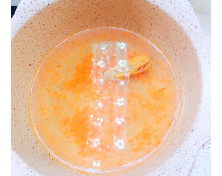 8+，补钙鲜虾蔬菜粥,虾头炒至变色倒入清水