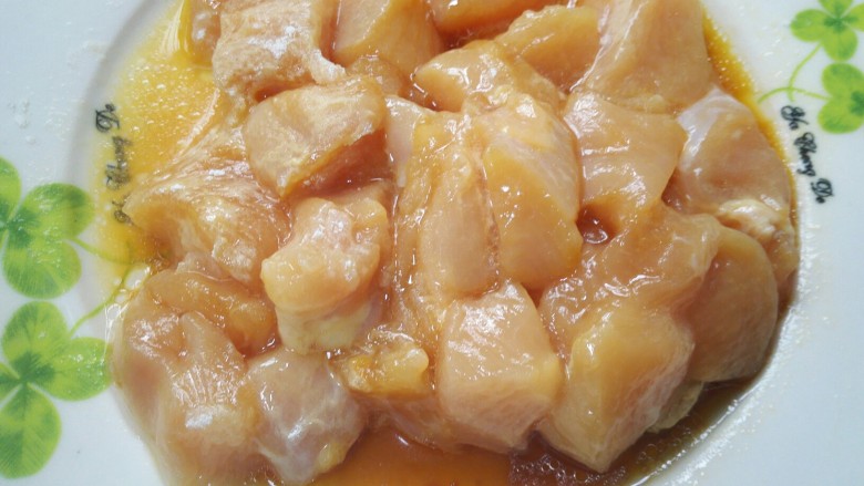 咖喱土豆鸡丁,用适量生粉抓匀后腌制十五分钟