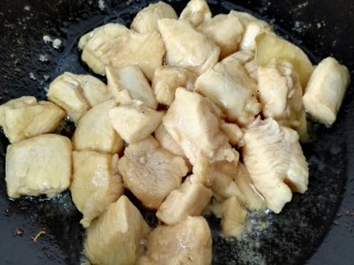 咖喱土豆鸡丁,快速翻炒致八成熟后盛出备用