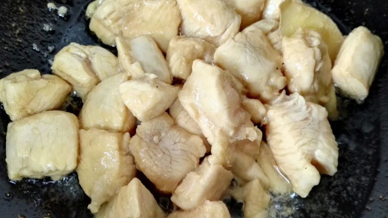 咖喱土豆鸡丁,快速翻炒致八成熟后盛出备用
