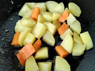 咖喱土豆鸡丁,然后放入胡萝卜一同翻炒
