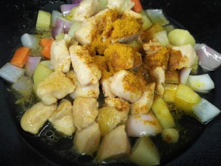 咖喱土豆鸡丁,加入适量咖喱粉和水开始炖煮（也可以加入咖喱块那样味道更好）