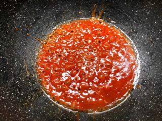 糖醋里脊肉,锅里剩少许底油，把调好的酱汁倒入，小火煮至冒泡。