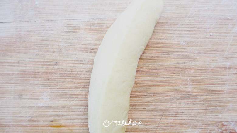 仿真香蕉馒头,卷起来收口朝下捏紧，两头捏成香蕉的头部和尾部，表面立体感用手捏一下