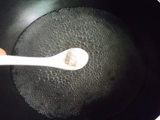 蒜蓉芦笋,锅中加入清水大火烧开，放入1小茶匙盐