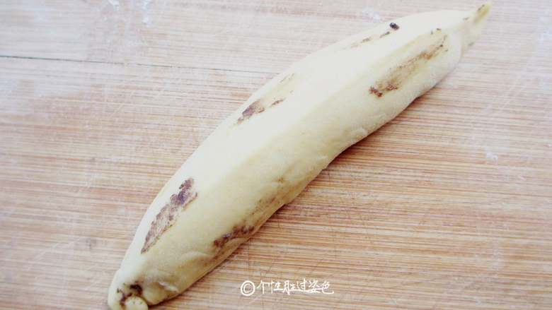 仿真香蕉馒头,用筷子再香蕉馒头上画出香蕉的斑点