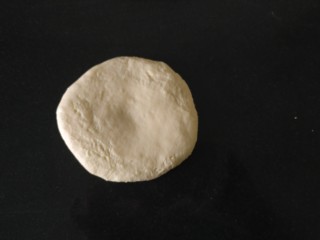 椰蓉心形面包,按扁，用擀面杖擀成圆饼；