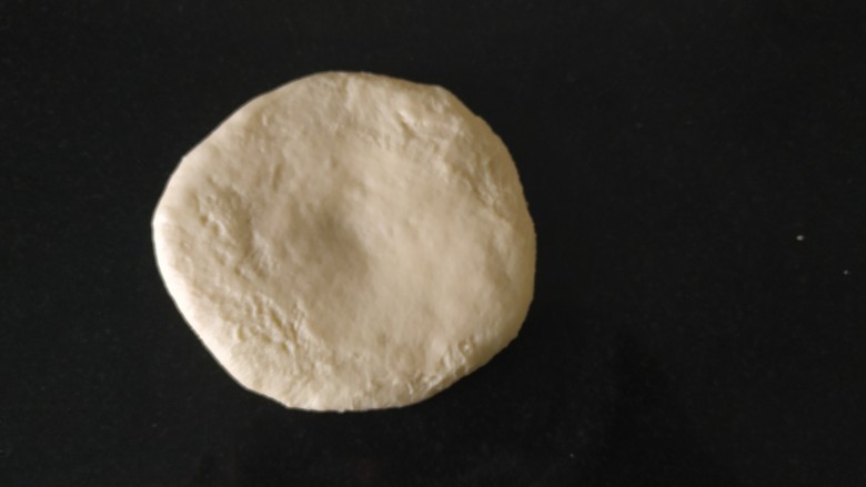 椰蓉心形面包,按扁，用擀面杖擀成圆饼；