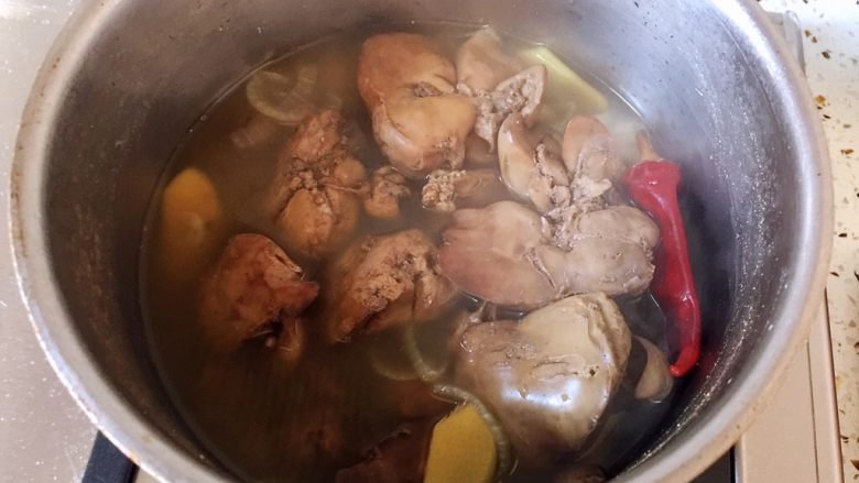 盐水鸡肝,锅中留有汤汁，用来浸泡鸡肝，泡的时间长就更容易入味