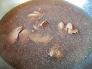 盐水鸡肝,鸡肝用清水浸泡5-6个小时，凉水下锅焯水去血沫