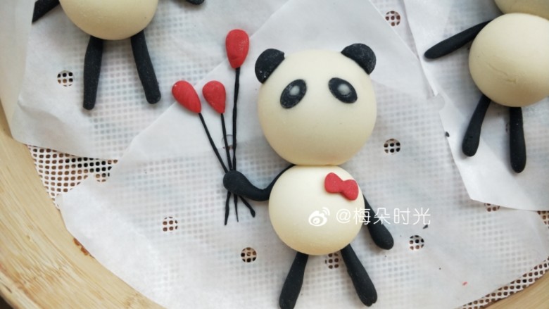 卡通馒头—小熊猫馒头,剩了一点白色面团，我加了红曲粉，给其中一只熊猫做了一个蝴蝶结🎀和几个气球🎈。