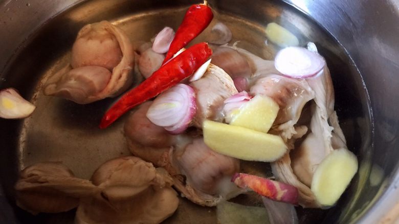浇汁鸡胗,鸡胗和配料放汤锅中