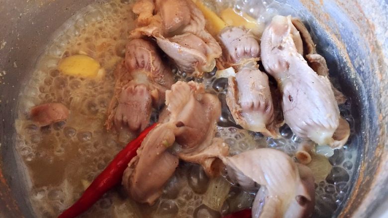 浇汁鸡胗,中火煮熟鸡胗，少留一些汤汁