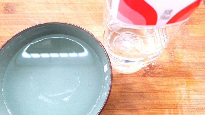 香瓜芹菜汁,倒一碗纯净水