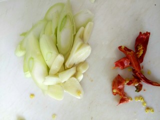 茄子尖椒炒肉片,葱蒜切片，干红辣椒切小段