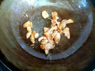 茄子尖椒炒肉片,锅中放入适量植物油，放入猪肉，翻炒至变白，盛出待用