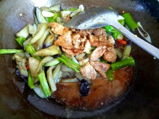茄子尖椒炒肉片,加入小碗中的调料汁