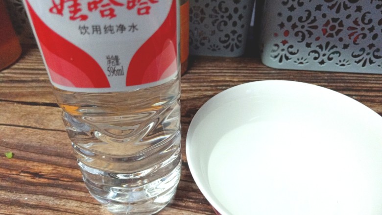 芹菜番茄汁,倒半碗纯净水