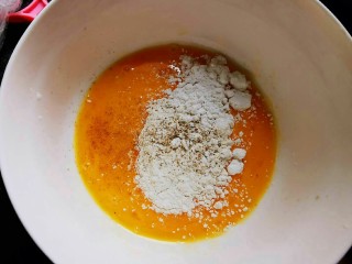 比肉还好吃的椒盐杏鲍菇,鸡蛋打碎，放入面粉，玉米淀粉，椒盐，搅拌均匀