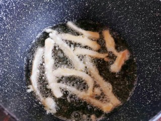 比肉还好吃的椒盐杏鲍菇,到油热六分就一根根的杏鲍菇放下去，这样才不会粘在一起，炸到熟就可以了捞起沥干油。